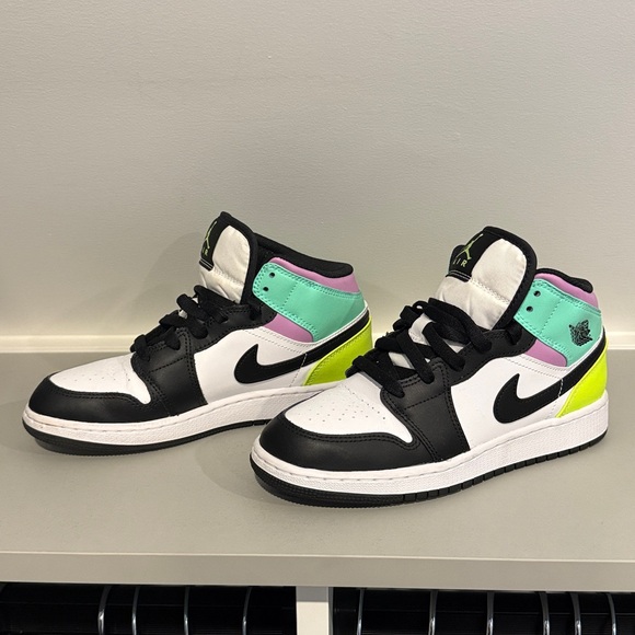 Jordan Kids Sneakers in Pastel and Black - Picture 3 of 7